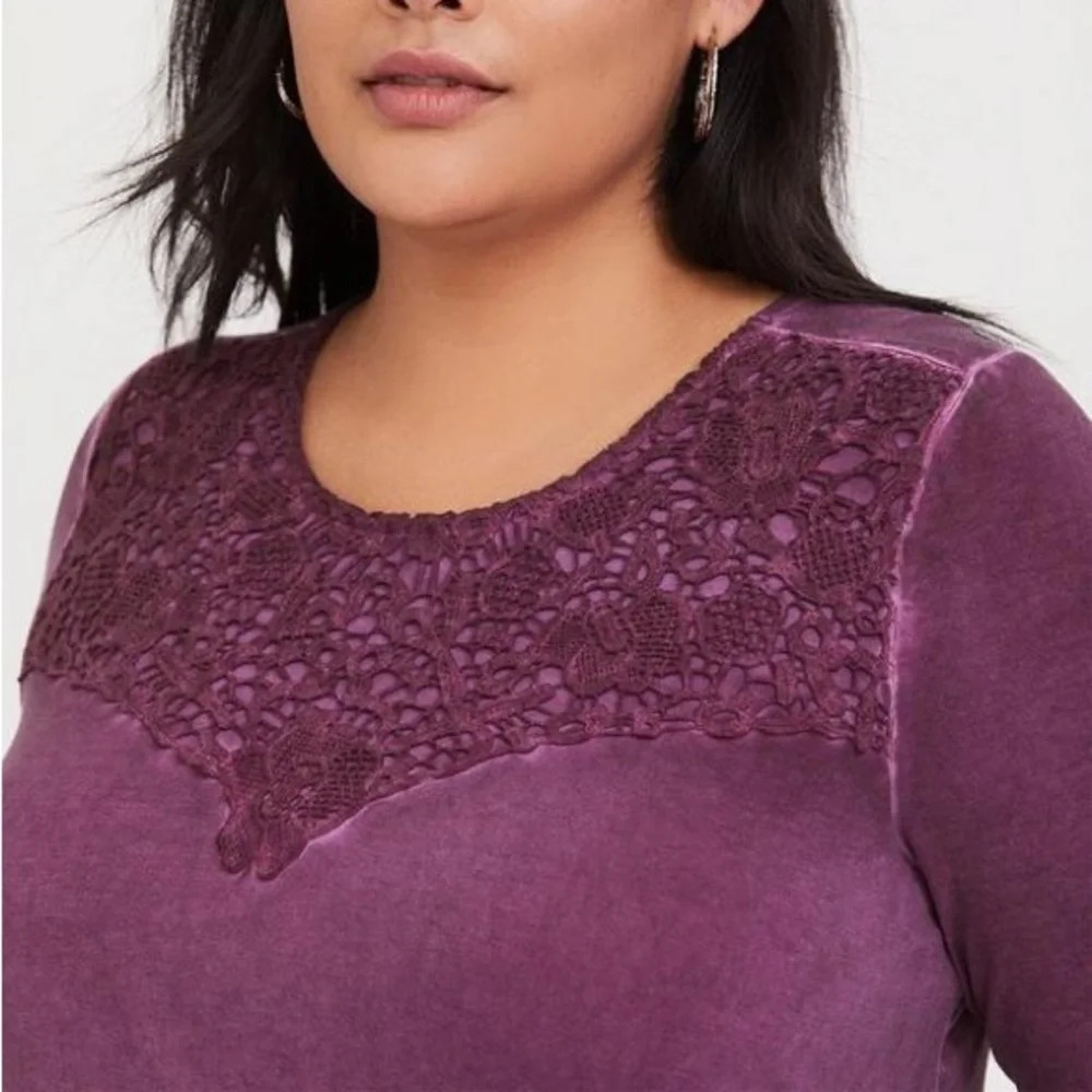 TORRID Super Soft Lace Yoke Sharkbite Hem Long Sleeve Top Blouse Purple 00 M/L